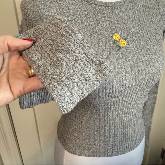 Hollister baby tee gray ribbed long sleeve top with yellow flower size XXS - Picture 5 of 7